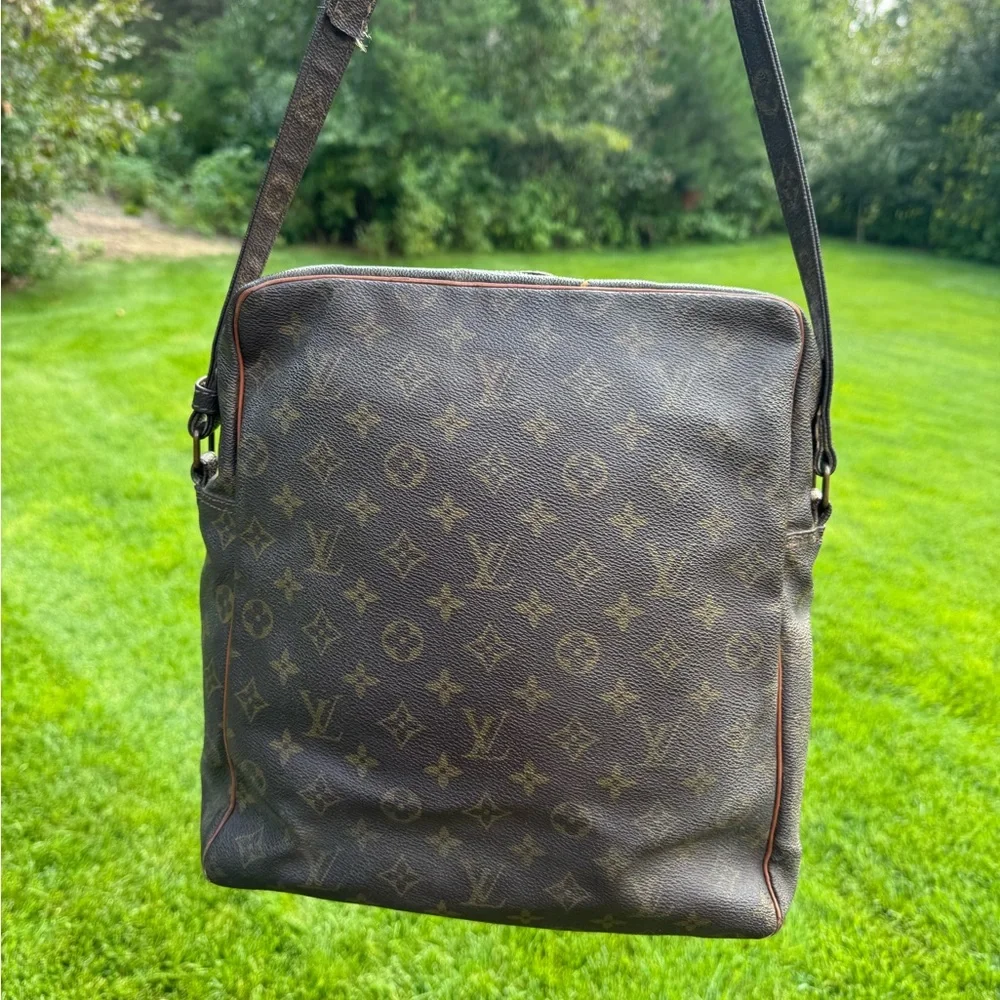 Authentic Louis Vuitton Saumur 36 Monogram Messenger Bag